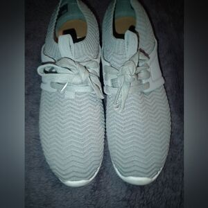 Ugg Willow Treadlite slip on sneakers size 7 EUC